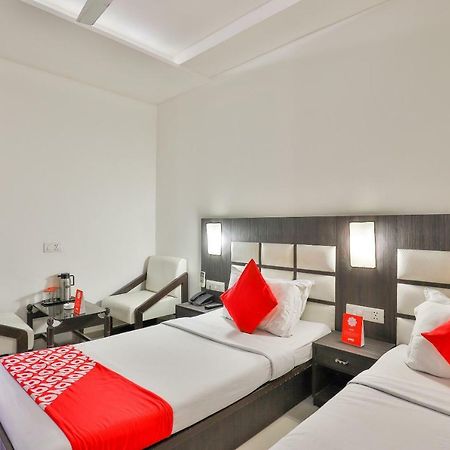 Oyo 2351 Hotel Golden Plaza Ahmedabad Esterno foto