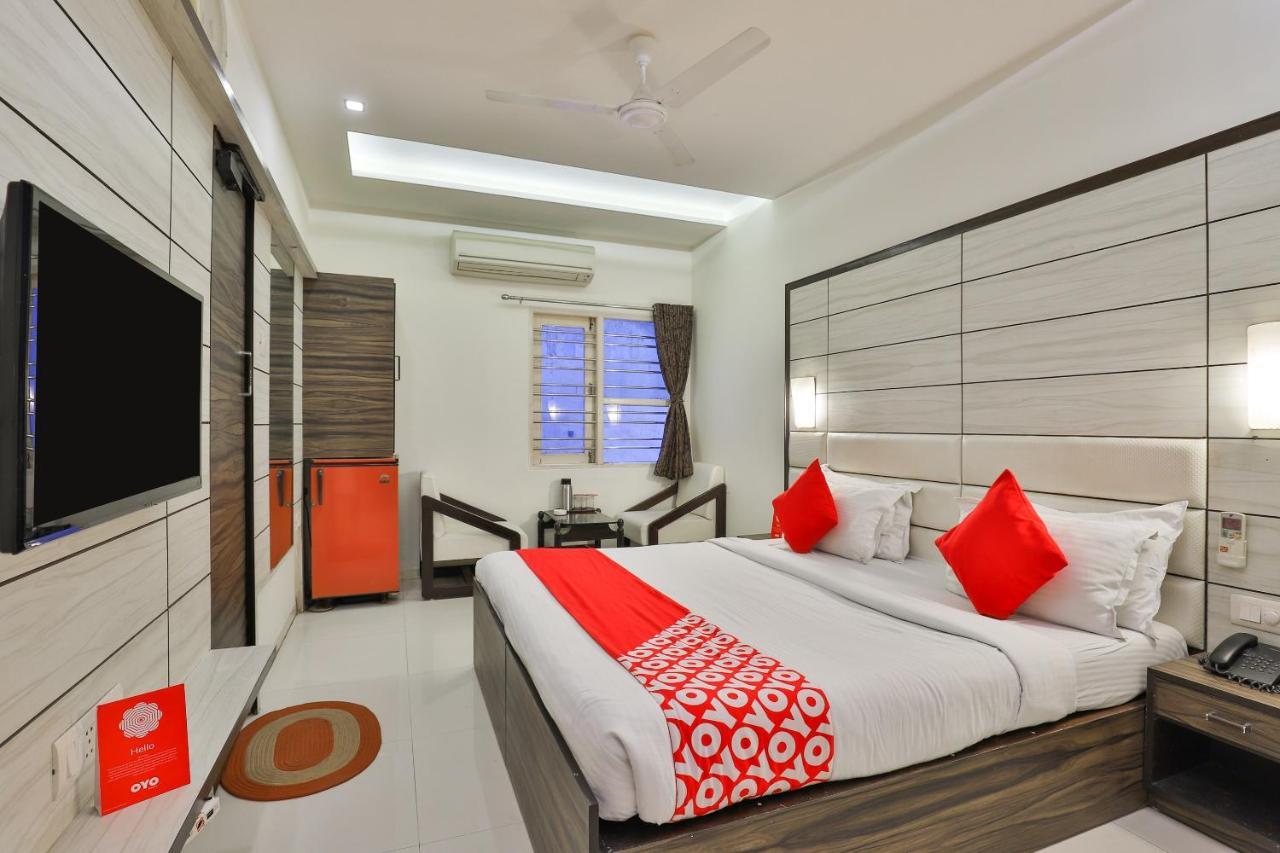 Oyo 2351 Hotel Golden Plaza Ahmedabad Esterno foto