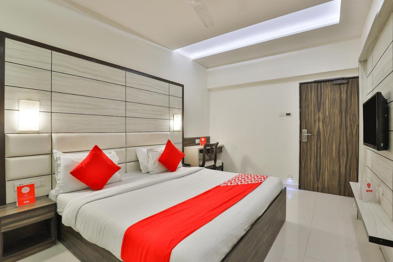 Oyo 2351 Hotel Golden Plaza Ahmedabad Esterno foto