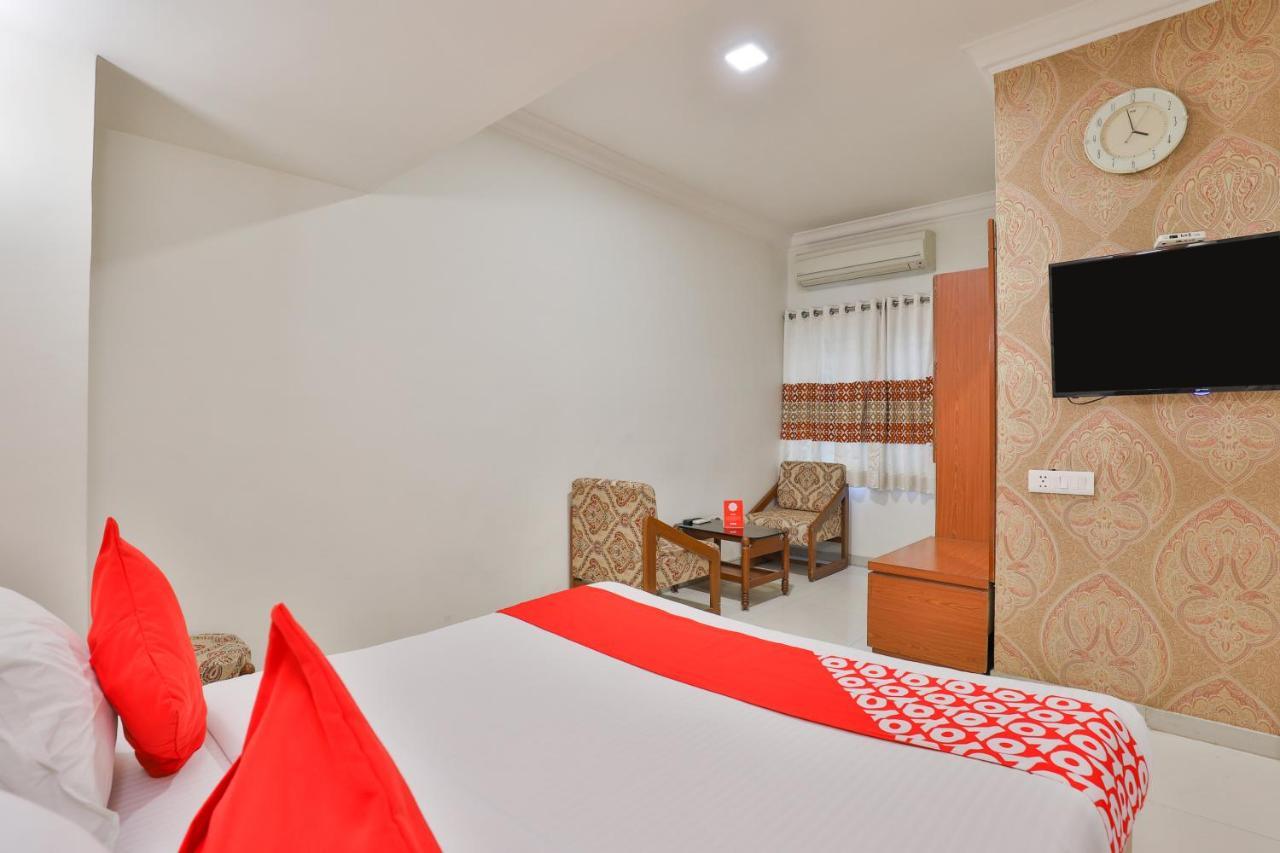 Oyo 2351 Hotel Golden Plaza Ahmedabad Esterno foto
