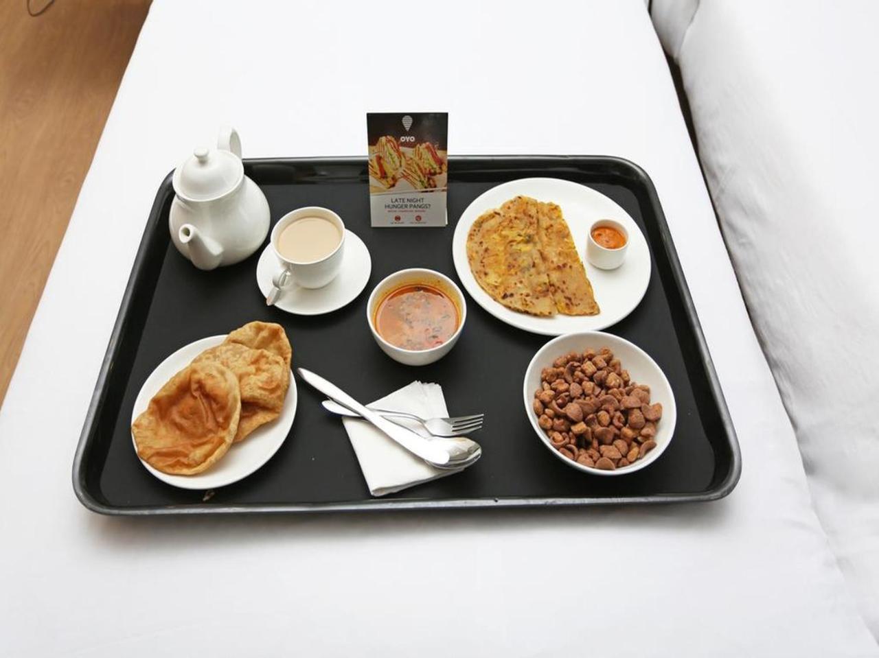 Oyo 2351 Hotel Golden Plaza Ahmedabad Esterno foto