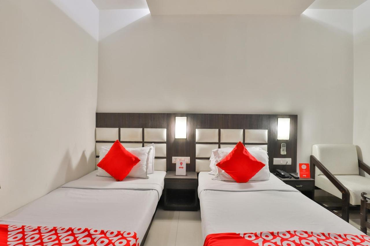 Oyo 2351 Hotel Golden Plaza Ahmedabad Esterno foto