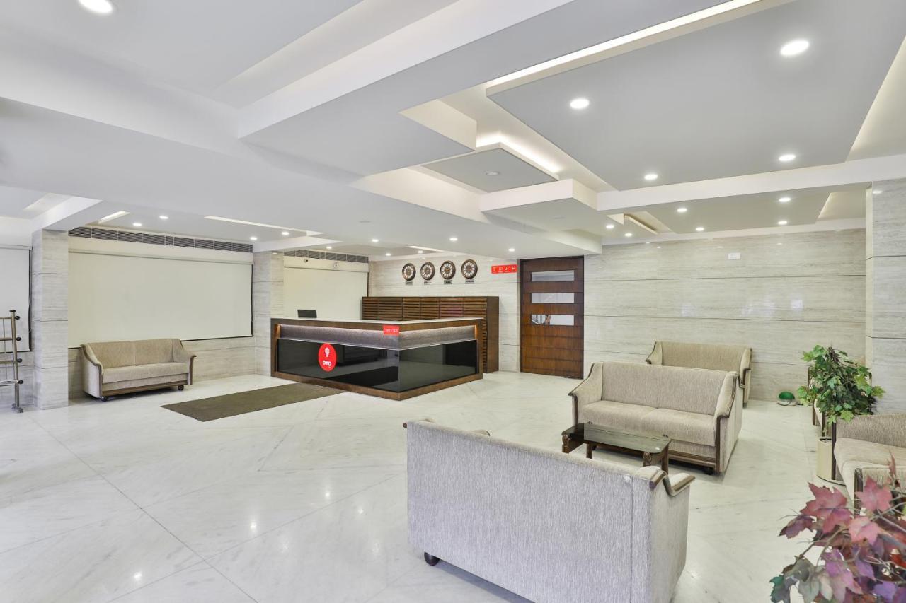 Oyo 2351 Hotel Golden Plaza Ahmedabad Esterno foto