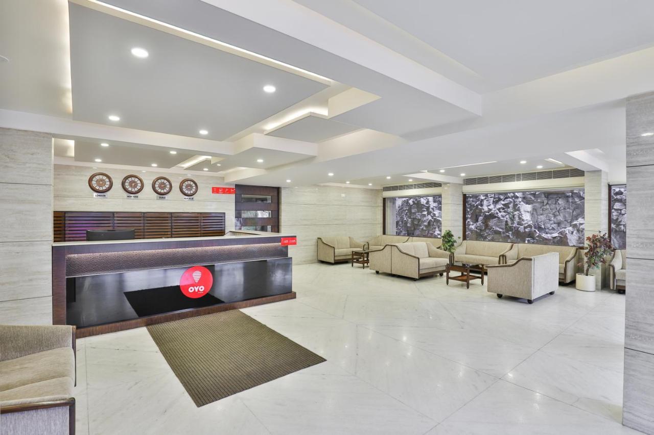 Oyo 2351 Hotel Golden Plaza Ahmedabad Esterno foto
