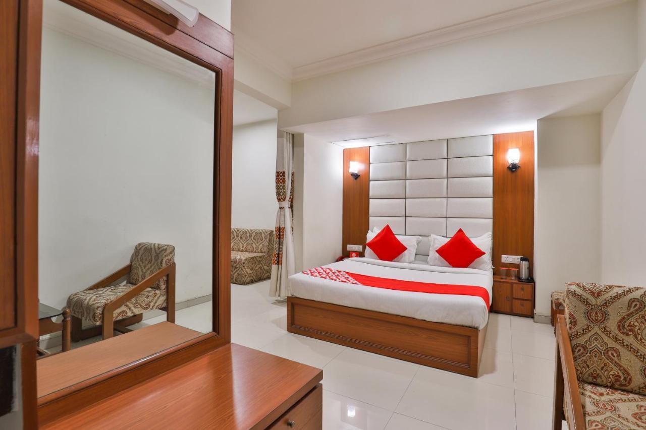 Oyo 2351 Hotel Golden Plaza Ahmedabad Esterno foto
