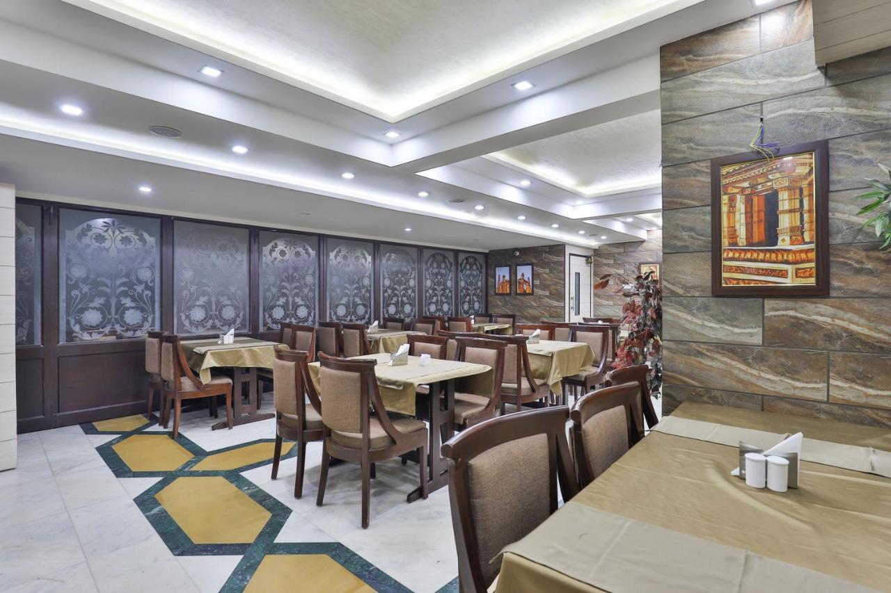 Oyo 2351 Hotel Golden Plaza Ahmedabad Esterno foto