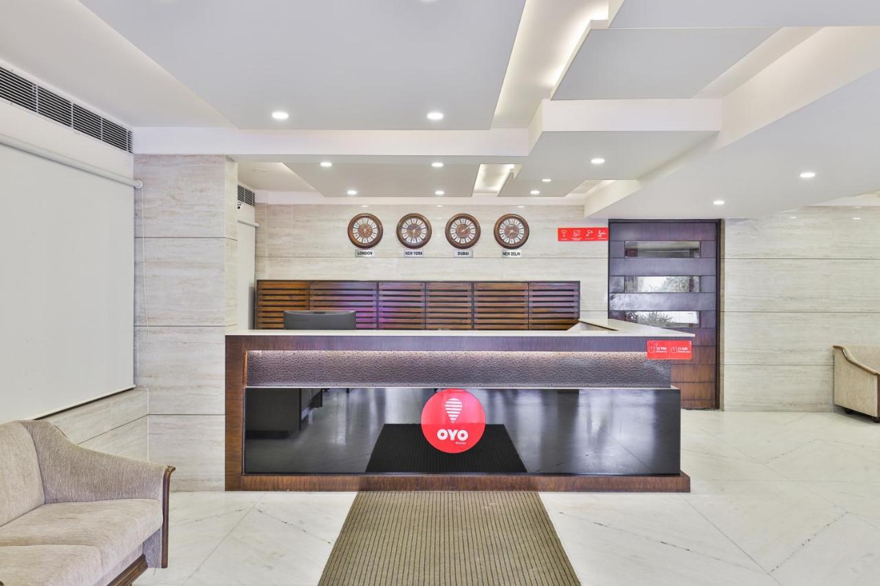 Oyo 2351 Hotel Golden Plaza Ahmedabad Esterno foto