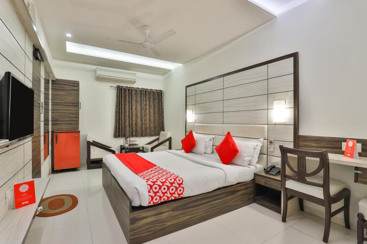 Oyo 2351 Hotel Golden Plaza Ahmedabad Esterno foto