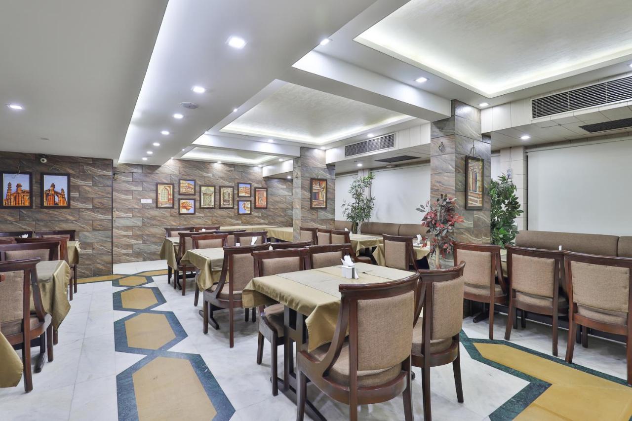Oyo 2351 Hotel Golden Plaza Ahmedabad Esterno foto