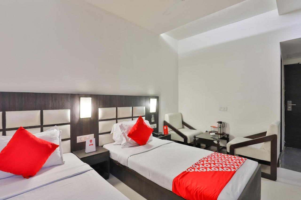 Oyo 2351 Hotel Golden Plaza Ahmedabad Esterno foto