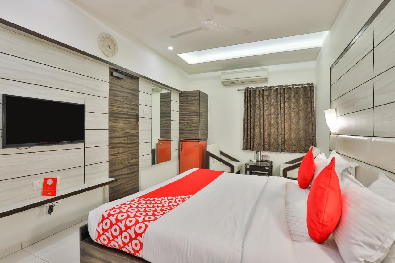 Oyo 2351 Hotel Golden Plaza Ahmedabad Esterno foto