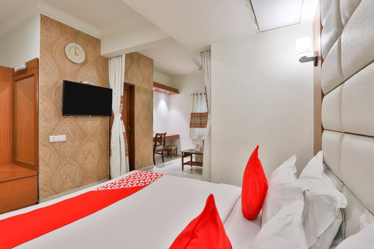 Oyo 2351 Hotel Golden Plaza Ahmedabad Esterno foto