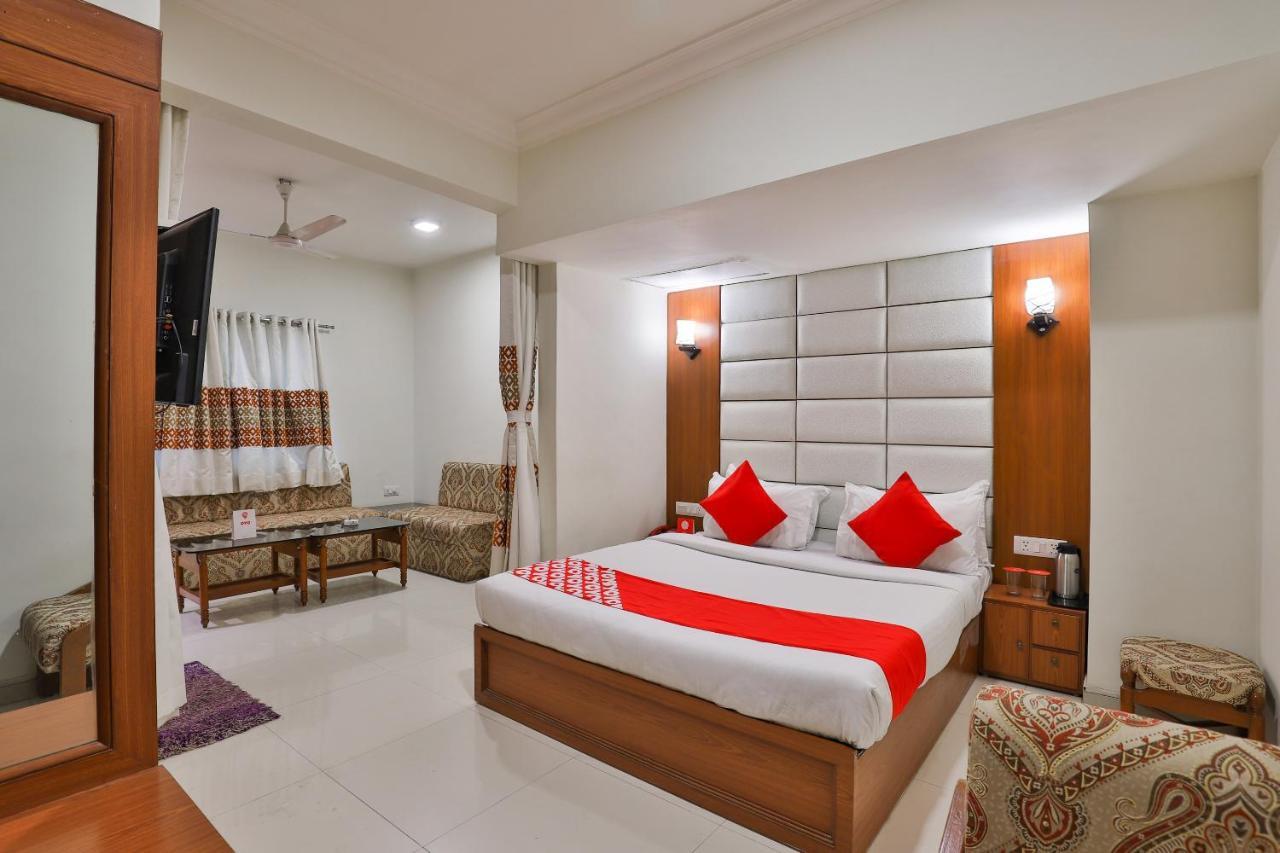Oyo 2351 Hotel Golden Plaza Ahmedabad Esterno foto