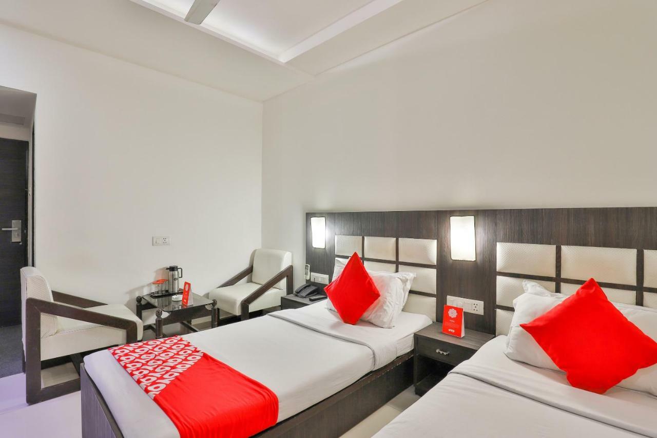 Oyo 2351 Hotel Golden Plaza Ahmedabad Esterno foto