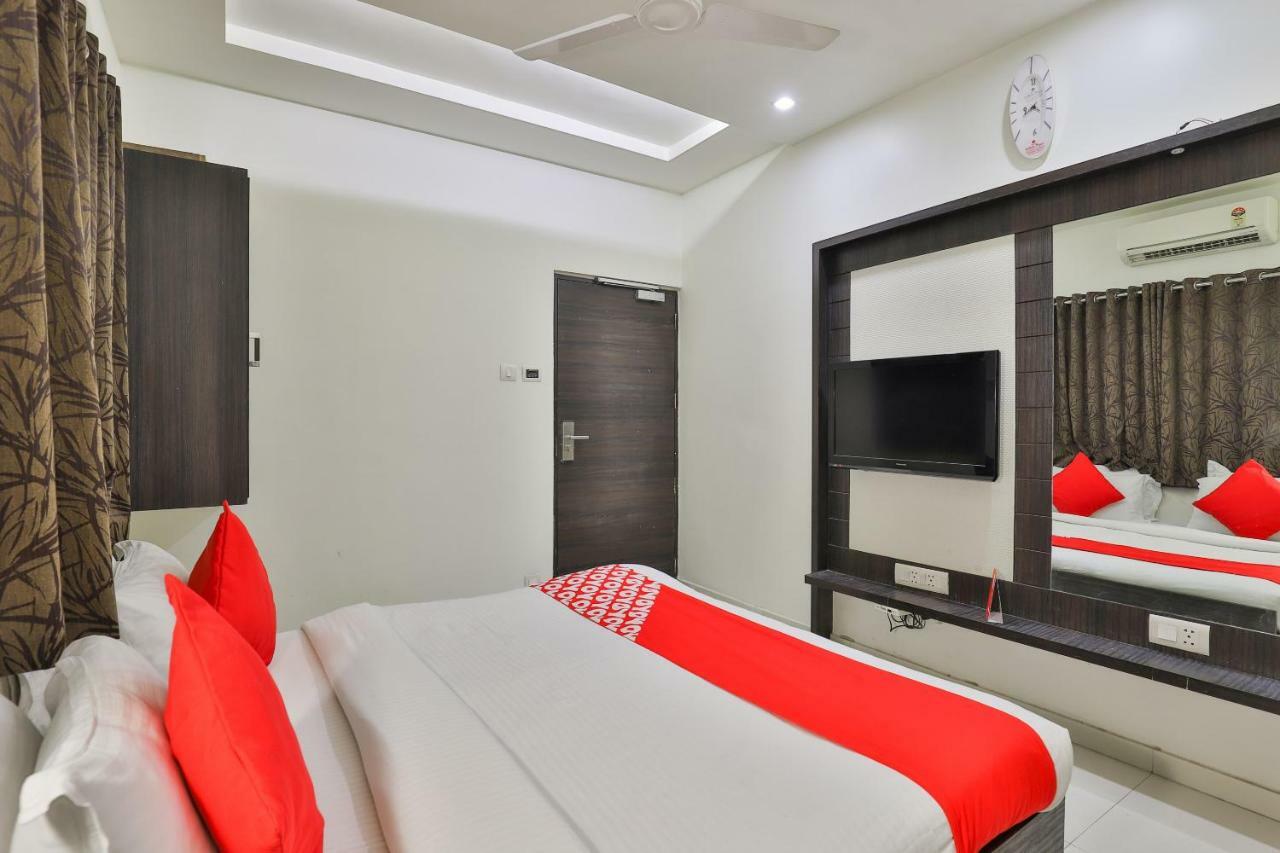 Oyo 2351 Hotel Golden Plaza Ahmedabad Esterno foto