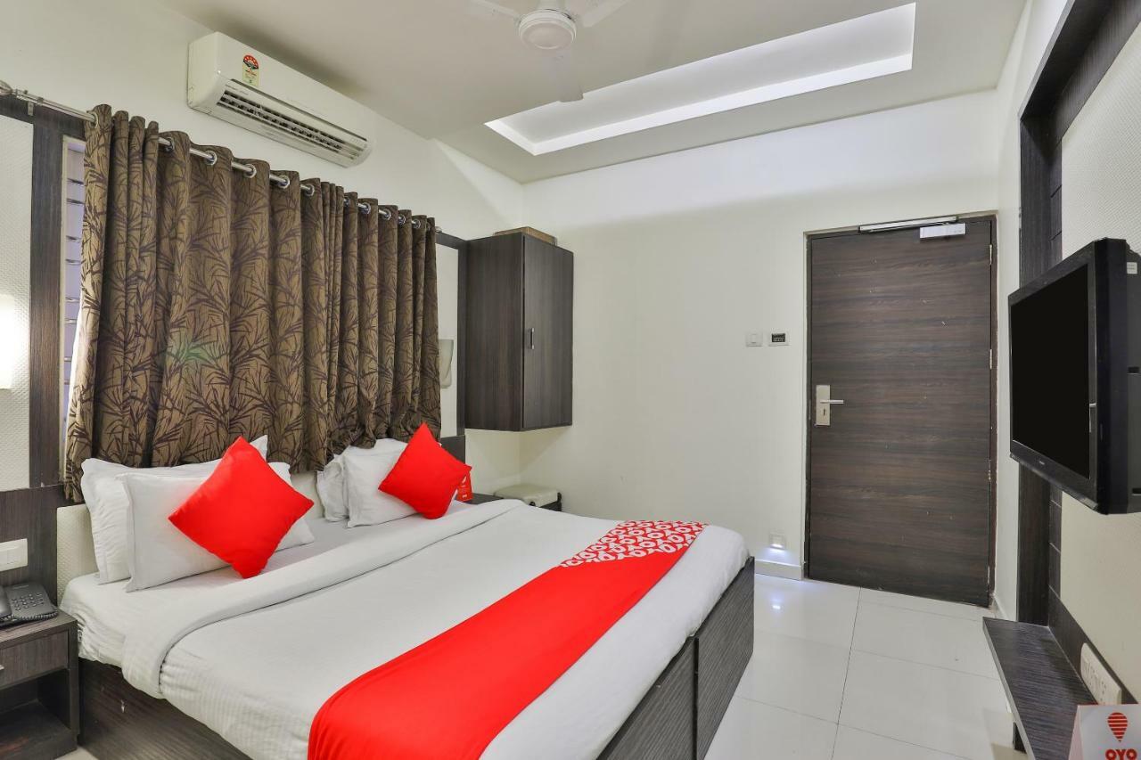 Oyo 2351 Hotel Golden Plaza Ahmedabad Esterno foto