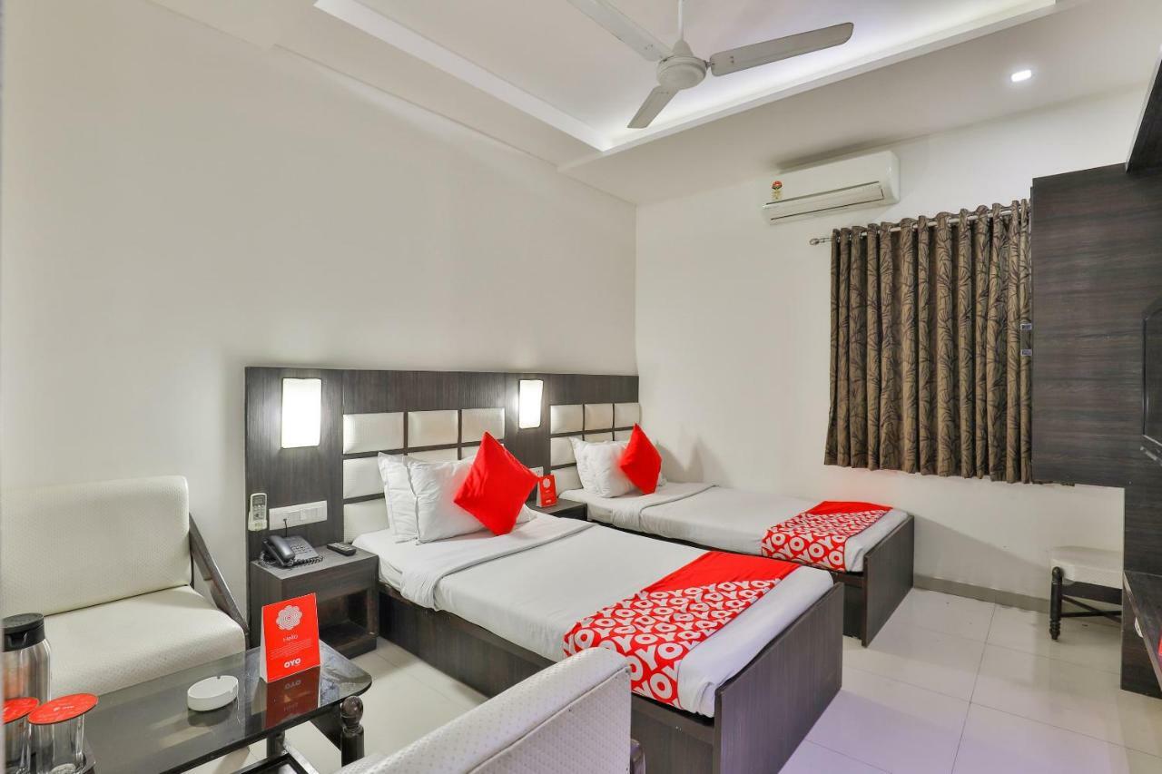 Oyo 2351 Hotel Golden Plaza Ahmedabad Esterno foto