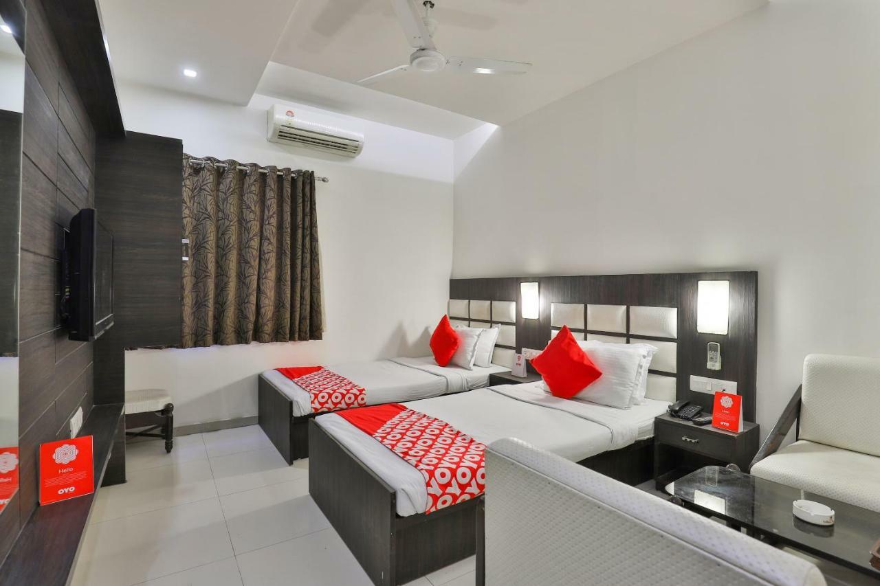 Oyo 2351 Hotel Golden Plaza Ahmedabad Esterno foto